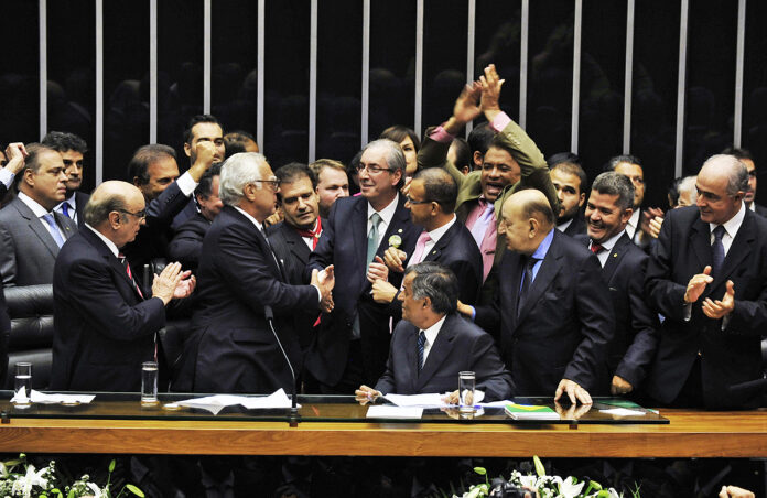 Cunha chega para discursar na Mesa Diretora após anúncio da vitória