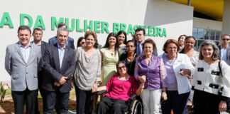 Vander, Dilma e demais autoridades durante a inauguração