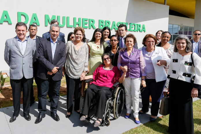 Vander, Dilma e demais autoridades durante a inauguração