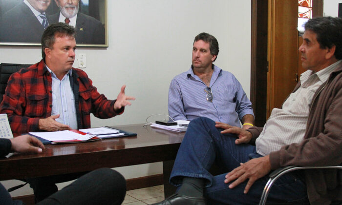 Vander conversa com os vereadores Giovani Corbari e Wilson Gonçalves