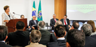 Dilma ontem durante a assinatura do contrato de concessão