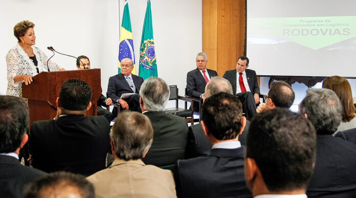 Dilma ontem durante a assinatura do contrato de concessão