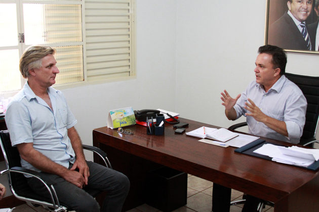 Vereador Dirceu durante agenda no escritório do deputado Vander