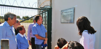 Vander observa a placa da inauguração da obra que ajudou a viabilizar