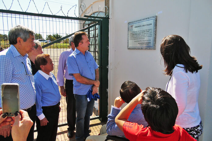 Vander observa a placa da inauguração da obra que ajudou a viabilizar