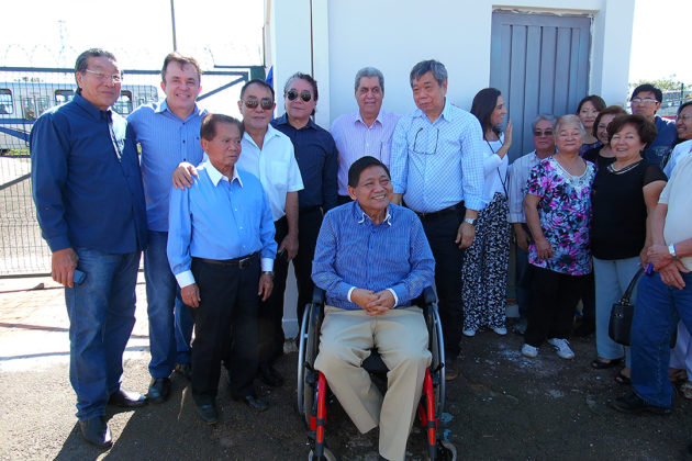 Vander posa para foto ao lado de autoridades da associação e políticos presentes ao ato