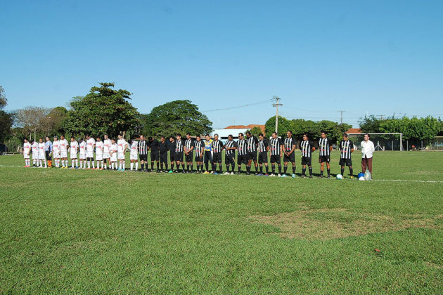 Após a entrega da obra foi realizada uma partida entre as seleções de veteranos de Miranda e de Jardim