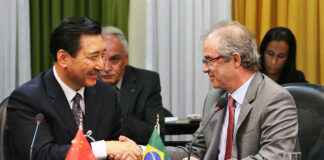 Chairman da CTG e ministro assinam contrato de concessão (Foto: Francisco Stuckert/MME)