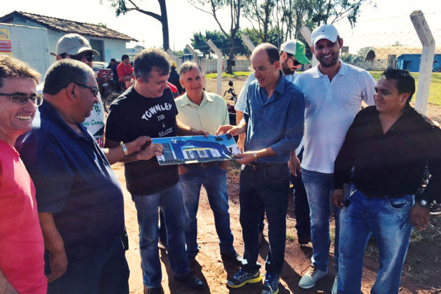 Vander e Sergio exibem imagem do projeto de revitalização do estádio