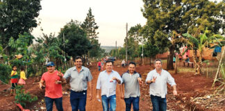 Wilson, Vander, Alexandrino e Corbari durante caminhada em Aral Moreira