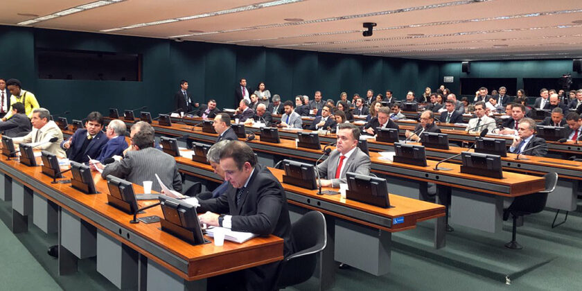 Deputado Vander Loubet, participando de sessão da CMO