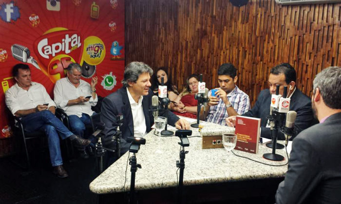 Haddad sendo entrevistado na Capital FM