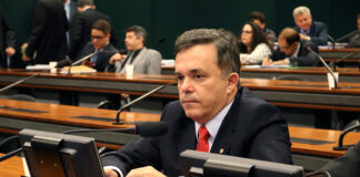 Deputado Vander Loubet durante reunião da CMO em Brasília