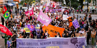 Marcha de mulheres no Brasil em celebração ao 8 de Março