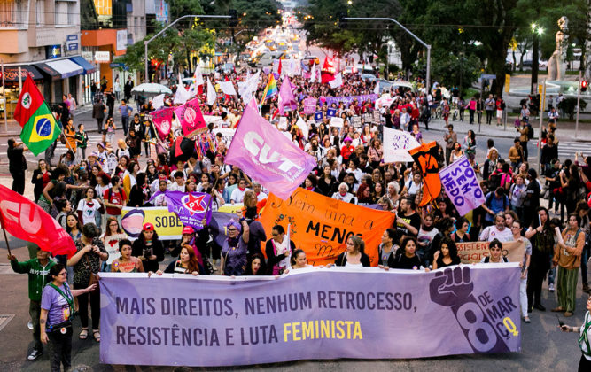 Marcha de mulheres no Brasil em celebração ao 8 de Março