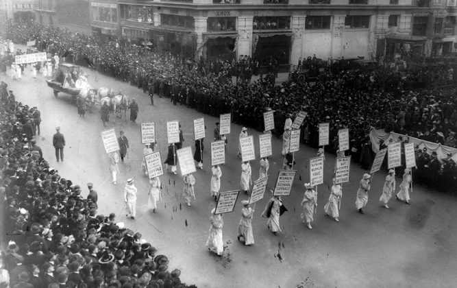 Marcha das sufragistas em Nova York, em 1913, pelo direito de as mulheres poderem votar.