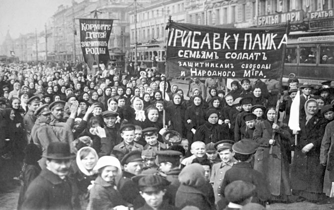 Operárias saem às ruas na Rússia em 1917 para se manifestar contra a fome e a Primeira Guerra Mundial