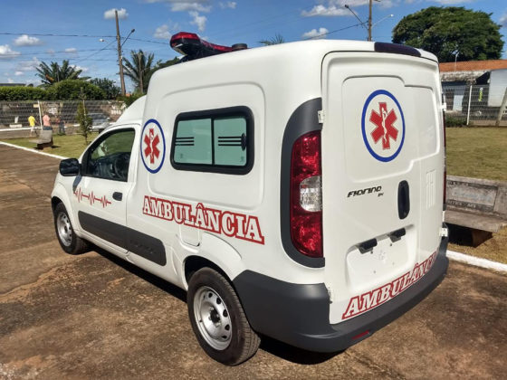 Ambulância entregue a Bandeirantes por Vander e Zeca está avaliada em R$ 90 mil