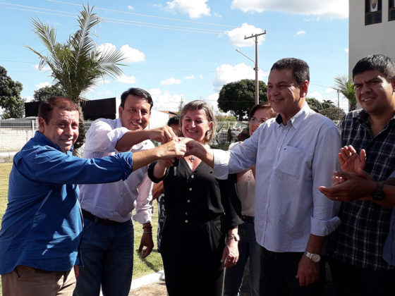 Chaves da ambulância foram entregues ao prefeito pelo assessor Ricardo Duailibi, que representou Vander e Zeca na atividade.