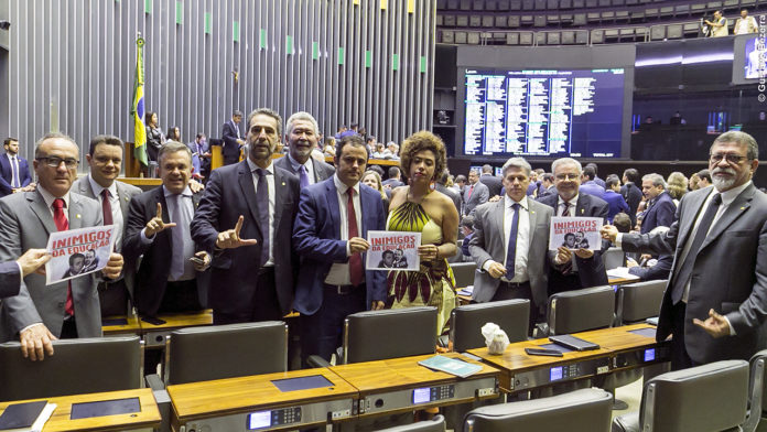 Deputados de oposição na Câmara, entre eles, Vander Loubet (PT-MS)