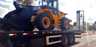 Pá carregadeira viabilizada por Vander já chegou em Dois Irmãos do Buriti