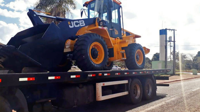 Pá carregadeira viabilizada por Vander já chegou em Dois Irmãos do Buriti