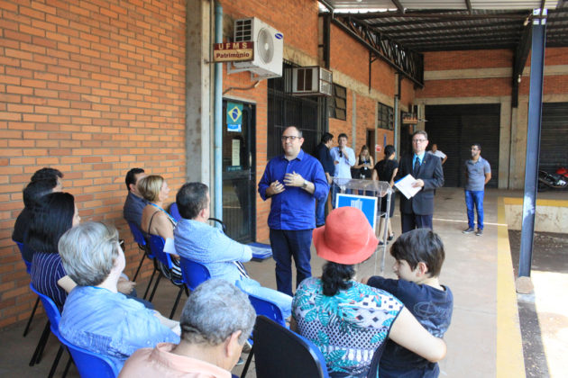 Entrega de trator por Vander reuniu professores, técnicos e acadêmicos da UFMS e dirigentes de movimentos sociais