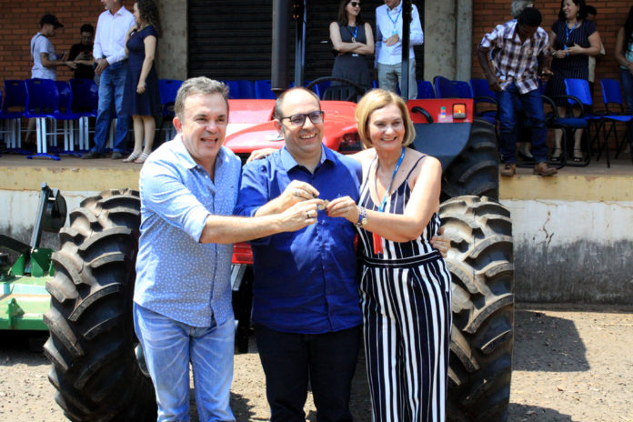 Entrega de trator por Vander reuniu professores, técnicos e acadêmicos da UFMS e dirigentes de movimentos sociais