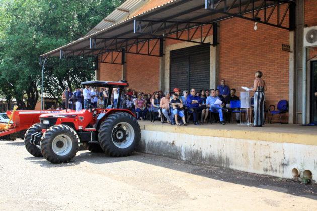 Entrega de trator por Vander reuniu professores, técnicos e acadêmicos da UFMS e dirigentes de movimentos sociais