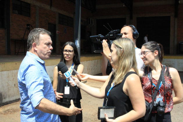 Entrega de trator por Vander reuniu professores, técnicos e acadêmicos da UFMS e dirigentes de movimentos sociais