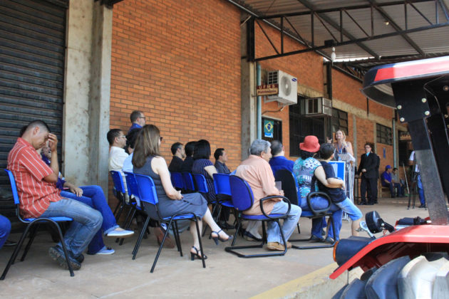 Entrega de trator por Vander reuniu professores, técnicos e acadêmicos da UFMS e dirigentes de movimentos sociais