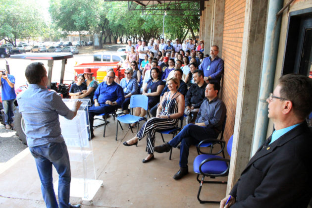 Entrega de trator por Vander reuniu professores, técnicos e acadêmicos da UFMS e dirigentes de movimentos sociais