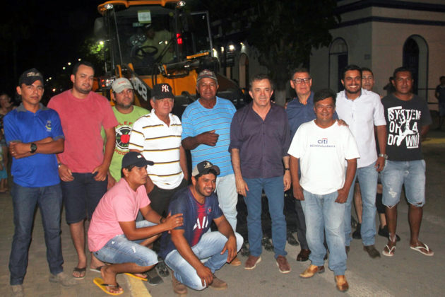 Vander esteve em sua cidade natal para oficializar ao lado do prefeito a entrega de uma pá carregadeira