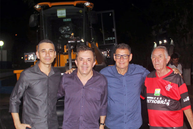 Vander esteve em sua cidade natal para oficializar ao lado do prefeito a entrega de uma pá carregadeira