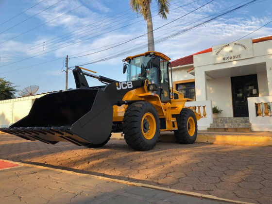 Pá carregadeira viabilizada por Vander foi entregue em Nioaque durante celebração na Colônia Conceição