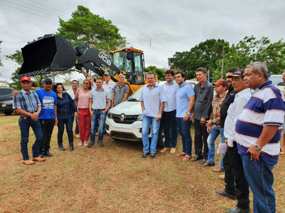 Pá carregadeira viabilizada por Vander foi entregue em Nioaque durante celebração na Colônia Conceição