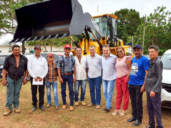 Pá carregadeira viabilizada por Vander foi entregue em Nioaque durante celebração na Colônia Conceição