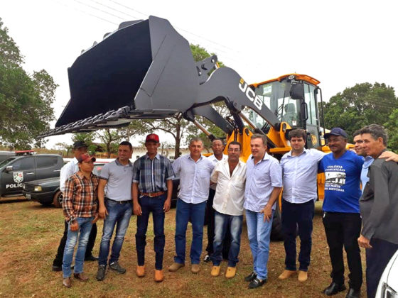 Pá carregadeira viabilizada por Vander foi entregue em Nioaque durante celebração na Colônia Conceição