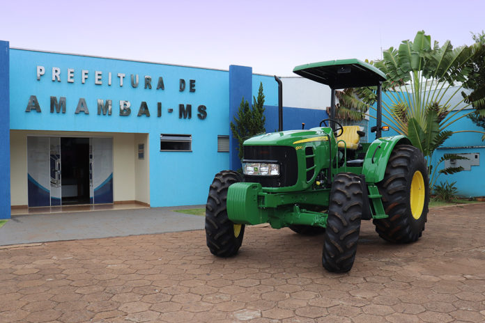 Prefeitura de Amambai adquiriu o trator agrícola graças a emenda do deputado Vander Loubet