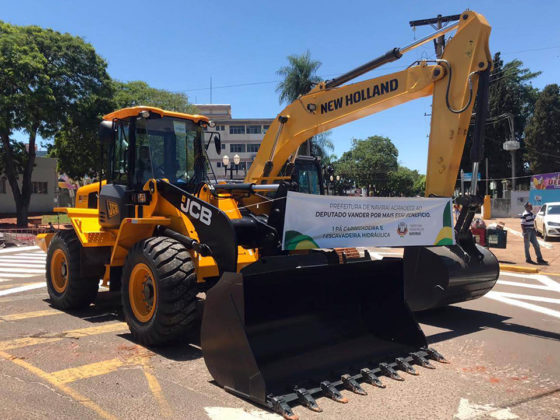 Pá carregadeira e escavadeira hidráulica foram adquiridas graças a emenda parlamentar do deputado Vander