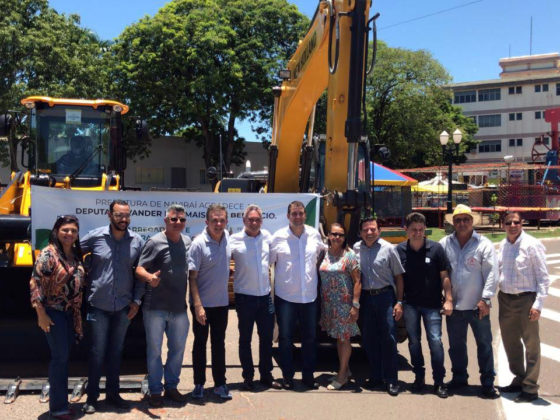 Pá carregadeira e escavadeira hidráulica foram adquiridas graças a emenda parlamentar do deputado Vander