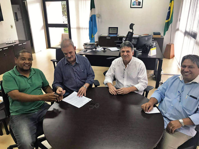 Assinatura do convênio com emenda do deputado Vander ocorreu no prédio da SES em Campo Grande