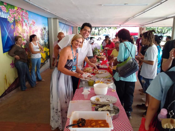 O assessor Thiago representou Vander e caminhou pela feirinha ao lado de Mirian