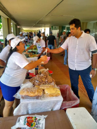 O assessor Thiago representou Vander na visita à feirinha e conversou com os produtores