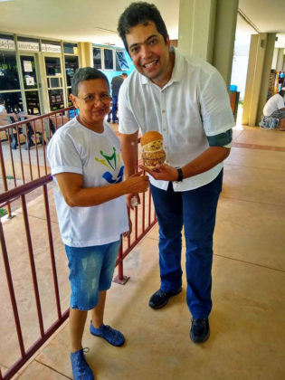 O assessor Thiago representou Vander na visita à feirinha e conversou com os produtores