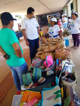 O assessor Thiago representou Vander na visita à feirinha e conversou com os produtores