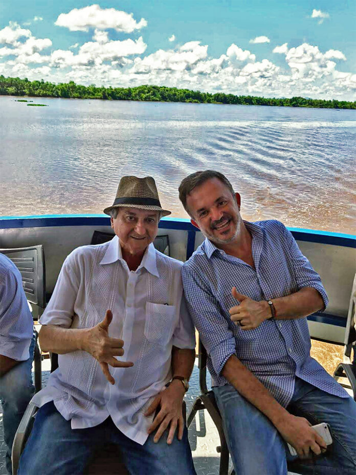 Vander e Heitor, durante visita ao local onde será construída a ponte entre Murtinho e Carmelo Peralta, em março de 2019.