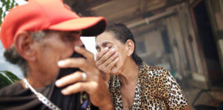 Irmãos tentam se proteger da fumaça nas proximidades de casa, na região amazônica (Reuters/Ueslei Marcelino)