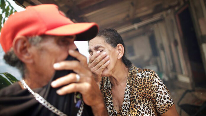 Irmãos tentam se proteger da fumaça nas proximidades de casa, na região amazônica (Reuters/Ueslei Marcelino)