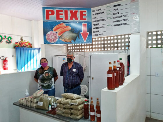 Agricultores familiares de Amambai exibem, orgulhosos, seus produtos no Mercado Municipal.